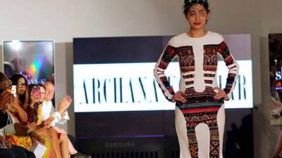 Una de las mujeres atacadas con ácido desfila por la pasarela en Nueva Delhi, India.