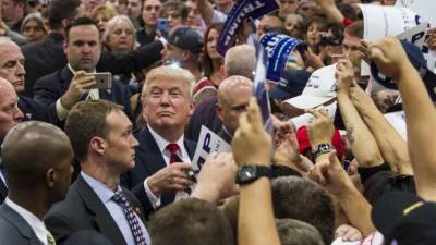 El aspirante a la Casa Blanca, el republicano Donald Trump, llega a un mitin hoy, 24 de mayo de 2016, en Albuquerque, Nuevo México. EFE