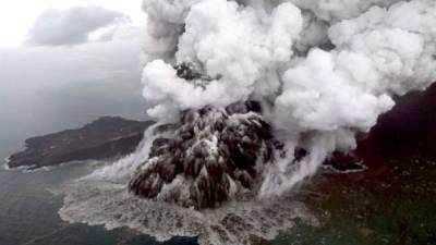 Una vista aérea muestra el Monte Anak Krakatau en erupción en Lampung, Indonesia, 23 de diciembre de 2018 (emitido el 24 de diciembre de 2018). EFE/Nurul Hidayat/Bisnis Indonesia