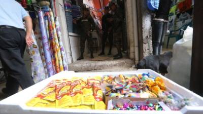 Varios vendedores distribuyen explosivos en cajas de cartón en los mercados San Isidro y Quinta Avenida.