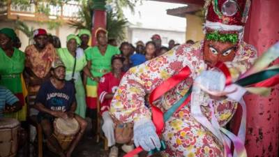 Los máscaros no pudieron faltar, le dieron el toque de alegría a la recepción.