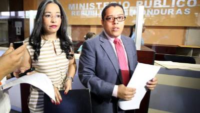 La directora ejecutiva del CNA, Gabriela Castellanos junto al jefe de la unidad de investigación del CNA, Odir Fernández. Foto de archivo.