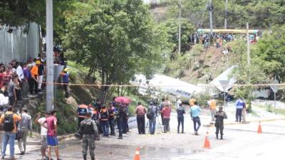 El avión cayó en un pequeño abismo y quedó partido en dos sobre una carretera.