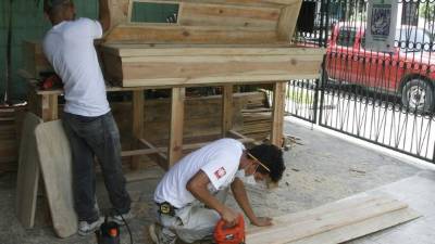 La pastoral penitenciaria empieza a formar un taller de carpintería, donde algunos expresidiarios trabajan para sobrevivir.