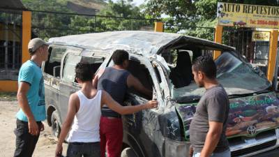 La unidad de transporte quedó con severos daños tras dar varias vueltas.