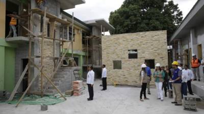 La primera dama Ana García, la vicecanciller María Andrea Matamoros y la ministra de Salud Yolani Batres visitaron el centro en remodelación.
