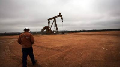 Un operario camina por el pozo petrolífero ubicado en Texas, EUA. Este produce de 55 a 70 barriles diarios. Foto: AFP