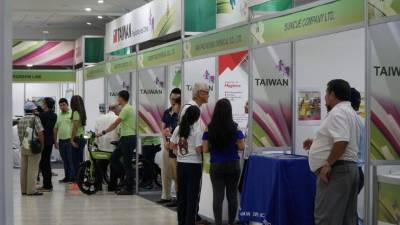 Las empresas taiwanesas fueron muy visitadas ayer por empresarios hondureños y hasta extranjeros. Foto: Franklin Muñoz.