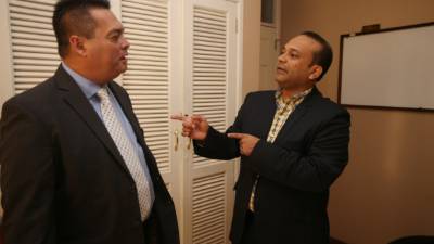 El ministro José Antonio Galdámez (derecha) con Elvis Rodas.