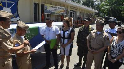 Los jeraracas militares de la Fuerza Naval de Honduras entregaron la embarcación al maestro Hugo Pinto, la cual servirá para transportar a los estudiantes.