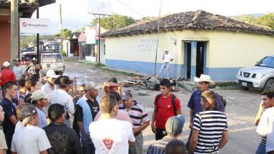 La jefatura policial del municipio de San Juan fue destruida e incendiada en represalia por un crimen cometido por un policía.