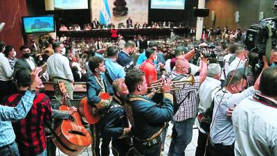 La llegada de Jorge Cálix al hemiciclo detuvo la sesión legislativa por unos minutos. Al ritmo de mariachis, los diputados de Libre recibieron a sus compañeros que estuvieron en contra de la directiva de Luis Redondo. Foto: Andro Rodríguez.