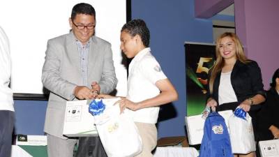 Los galardonados con autoridades.