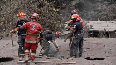 Los equipos de rescate se encontraron este martes con una de las escenas más desgarradoras de la tragedia en Guatemala.En una vivienda de San Miguel de Los Lotes, una de las comunidades sepultadas por la avalancha de ceniza, descubrieron los cuerpos de seis hermanitos abrazados, como resguardándose de la furia del volcán.