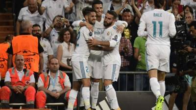 Real Madrid's forward from Portugal Cristiano Ronaldo (C) celebrates with teammates after scoring during the UEFA Champions League football match Real Madrid CF vs APOEL FC at the Santiago Bernabeu stadium in Madrid on September 13, 2017. / AFP PHOTO / PIERRE-PHILIPPE MARCOU
