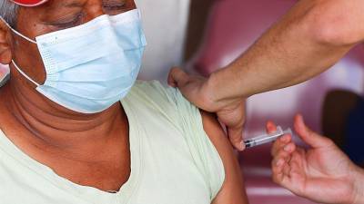 Equipos de Salud atienden a nivel nacional con el objetivo de inocular a la población.