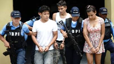 Los detenidos serán remitidos a la Fiscalía para su debido proceso penal por los delitos de tráfico ilícito de drogas y posesión ilegal de arma de fuego.