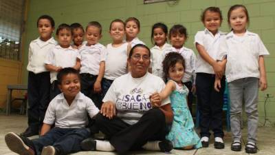 La maestra Mélida posa con algunos de los niños del kínder. Foto: Jorge Monzón