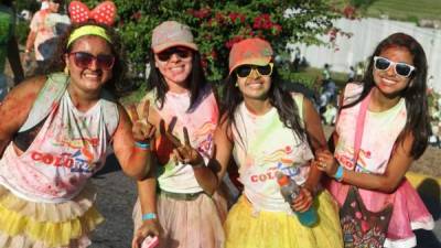 Las jóvenes participantes en el Colorun 2014 en San Pedro Sula.