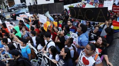 Los 'dreamers' han realizado varias marchas esta semana para presionar al Gobierno para que revalide el DACA. AFP.