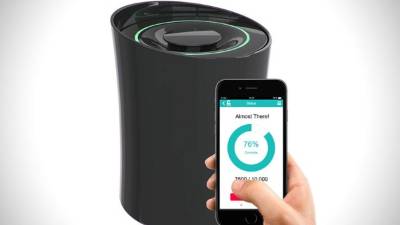 Caja fuerte. Cuando la meta de ejercicios se ha cumplido se enciende una luz en la tapa superior y avisa que se puede abrir y sacar la golosina.