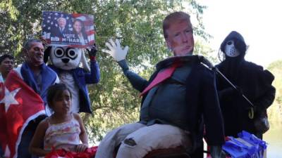 Migrantes centroamericanos que apoyan la elección de Joe Biden como presidente de EE.UU., preparan un muñeco de Donald Trump como un acto simbólico de rechazo a su Gobierno hoy, en la ciudad fronteriza de Matamoros (México). EFE