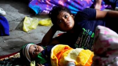 Migrantes hondureños duermen bajo una carpa en una calle de Esquipulas, Chiquimula afuera de la Casa del Migrante que se encuentra llena. EFE