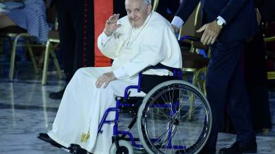 El Papa Francisco se desplaza en silla de ruedas por sus afecciones en la rodilla.