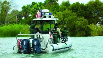 Agentes de la Patrulla Fronteriza hacen todos los días recorridos en lanchas de alta velocidad a través de todo el río Grande para detectar a quienes intentan cruzar del lado mexicano al estadounidense.