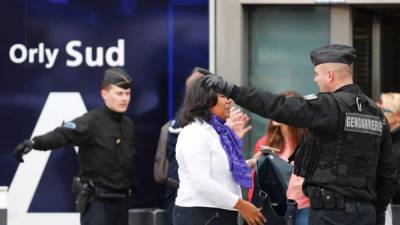 Las autoridades galas tratan de restablecer el orden en la conmocionada terminal aérea.