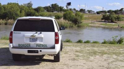 Agentes de la patrulla fronteriza de EUA vigilan las orillas del Río Bravo. EFE.