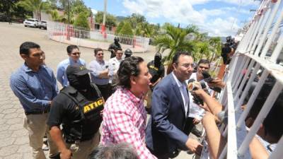 El presidente del CCEPL dialoga con los medios de comunicación luego de la acción de aseguramiento ejecutada el martes por las autoridades.