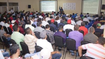 Los productores participan en la conferencia del patólogo Gustavo Arias sobre enfermedades acuícolas.