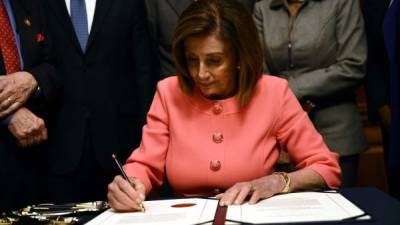 Pelosi firmó hoy los artículos para la acusación contra Trump en el Senado./AFP.