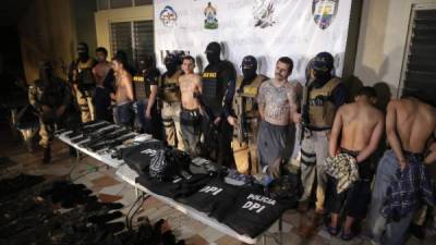 A los pandilleros les decomisaron uniformes de la Policía Militar y chalecos antibalas de la DPI.