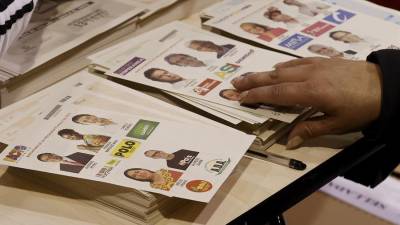 Un jurado de votación organiza los tarjetones de votación, en Corferias uno de los principales puestos de votación del país, hoy en Bogotá (Colombia).