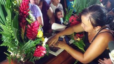 Decenas de vecinos acompañaron a la familia en el sepelio.