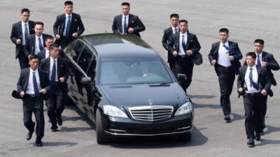 Las Fuerzas de Seguridad de Corea del Norte han blindado la asistencia de su líder Kim Jong-un a la cumbre del siglo que sostendrá este martes con su homólogo estadounidense, Donald Trump, en Singapur.El Servicio Secreto norcoreano avanza como un escudo protector junto al líder norcoreano en cada una de sus apariciones en público.