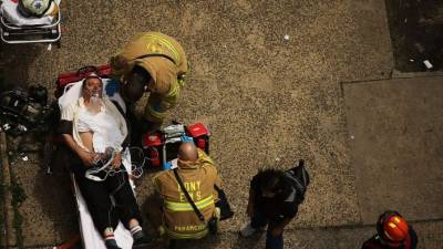 Un total de 19 personas resultaron heridas, cuatro de ellas posiblemente de seriedad, al descarrilar un tren del metro en el barrio neoyorquino de Queens. AFP