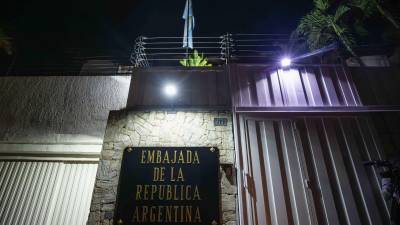 Opositores refugiados en la embajada de Argentina en Caracas denunciaron que un grupo de policías pretenden tomar el edificio diplomático.