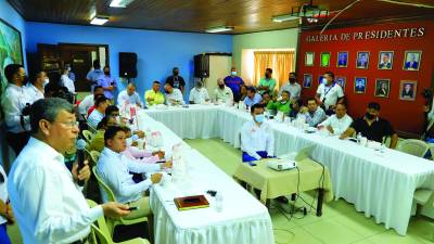Diputados de Yoro, autoridades municipales, representantes de la sociedad civil y empresarios ayer en la reunión para discutir el proyecto vial. Fotos: Melvin cubas