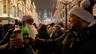 La gente se reúne cerca de la Plaza Roja en la víspera de Año Nuevo en Moscú, Rusia, el 31 de diciembre de 2021.