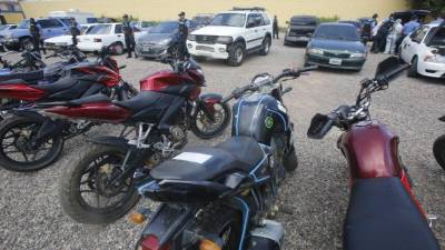 Los 13 carros y seis motos recuperados por la DPI.
