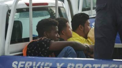 Los tres detenidos fueron trasladados a una estación policial.