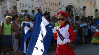 Los niños de 19 kinders de la cabecera departamental de Santa Bárbara salieron este día a desfilar en el marco de la Independencia de Honduras.