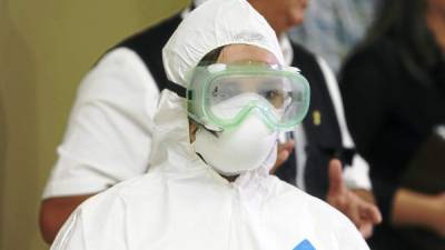 El personal de Salud utiliza trajes especiales para atender a pacientes y sospechos de ébola.