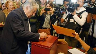 El presidente uruguayo José Mujica, tras votar hoy en las elecciones presidenciales y legislativas que se celebran en su país, visitó a la viuda de Wilson Ferreira Aldunate, el histórico caudillo del Partido Nacional o 'Blanco', principal de la oposición.