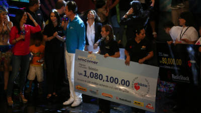 El grupo Unicomer entregó más de un millón de lempiras a la Teletón.