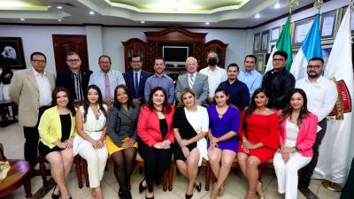 <b><span class=mln_uppercase_mln>La junta directiva de la UTH junto con los graduados y colaboradores de las empresaspertenecientes a Roger Valladares.</span></b>