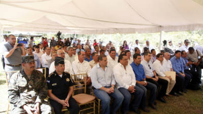 En la reunión estuvieron presentes el director de la Policía Nacional y el jefe de las Fuerzas Armadas.